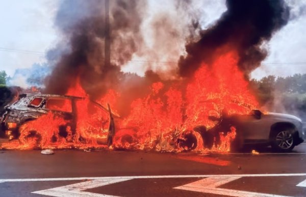 富明证券 下午京沪高速，两车追尾烧毁